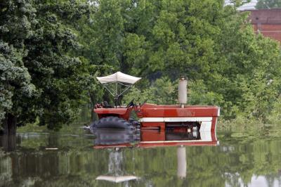 Un tractor en medio de unas inundaciones en EEUU