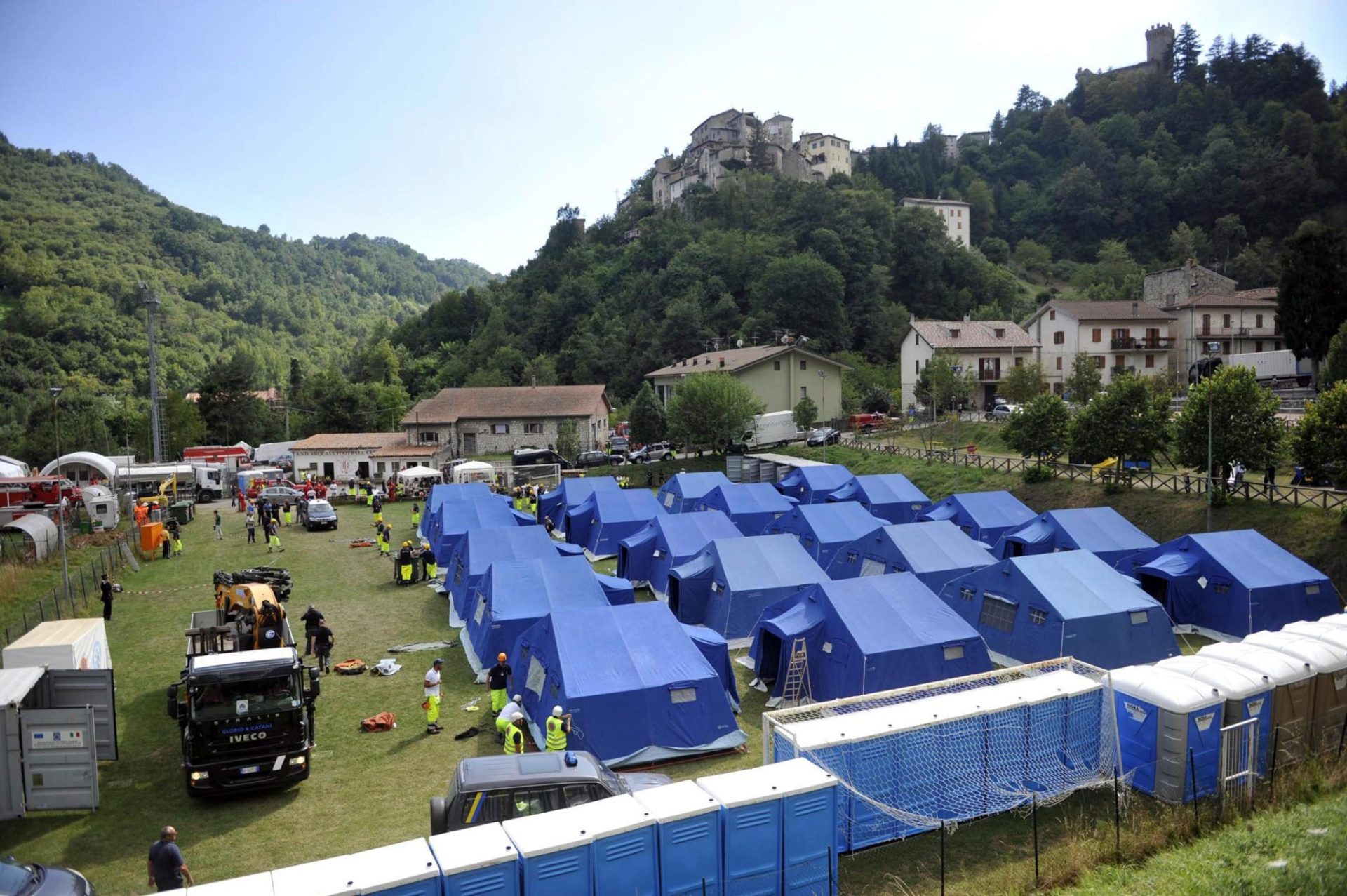 Más de 2.000 personas han dormido en tiendas de campaña en una noche con 57 réplicas del terremoto.