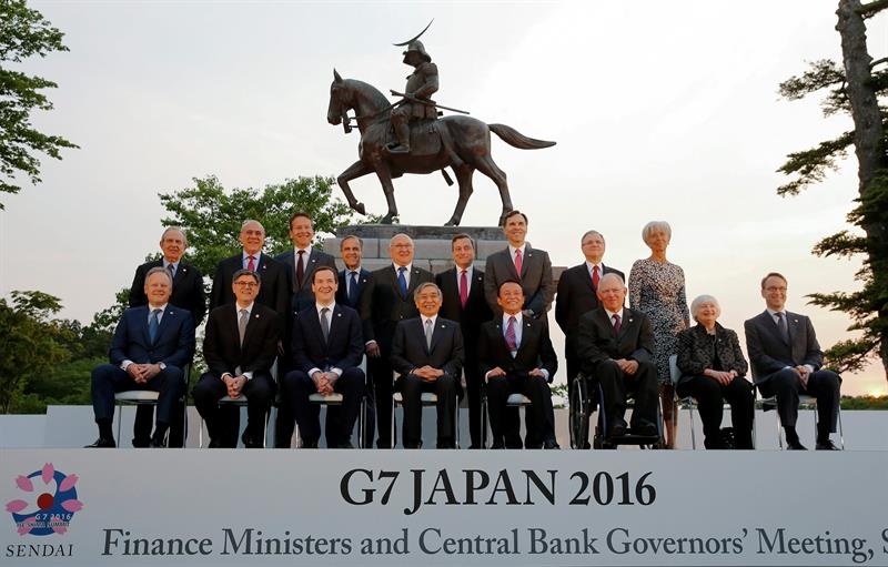Los ministros de Finanzas del G7, gobernadores de bancos centrales y representantes de organizaciones internacionales posan para una foto de familia delante de la estatua del antiguo jefe regional de Sendai.