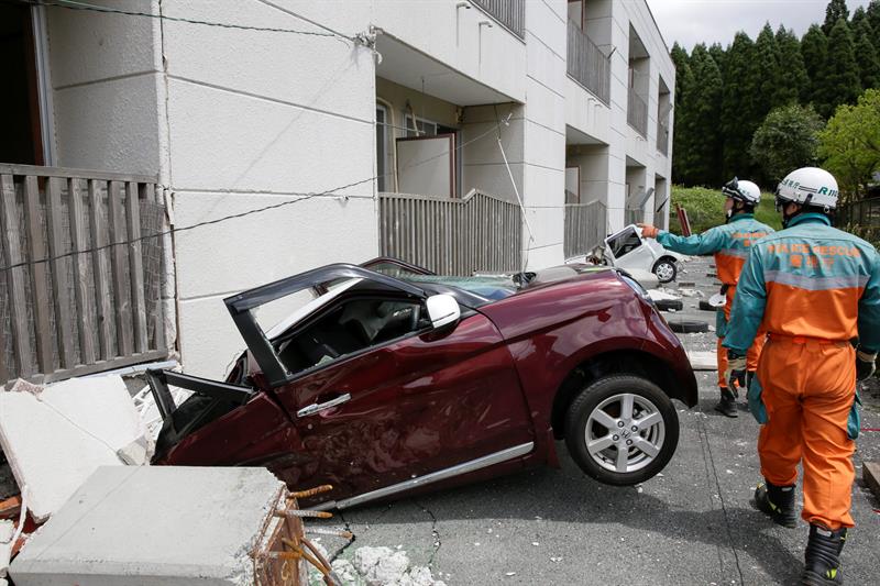 Un coche sobre el que ha caído un edificio en Minamiaso. 