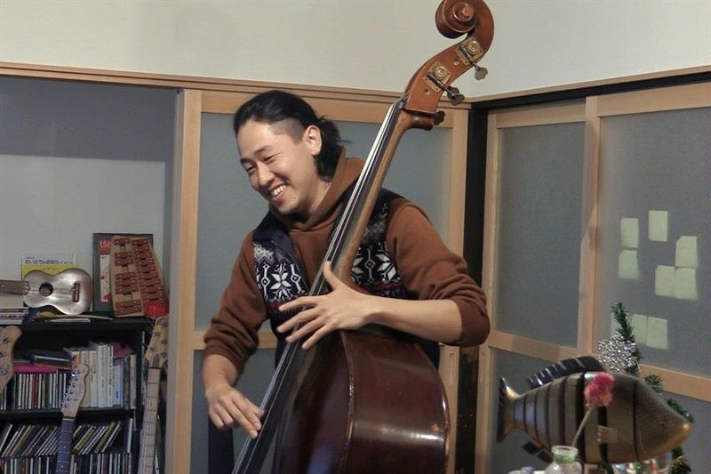Omura, de 35 años, toca el contrabajo en su nueva casa de Yusuhara.