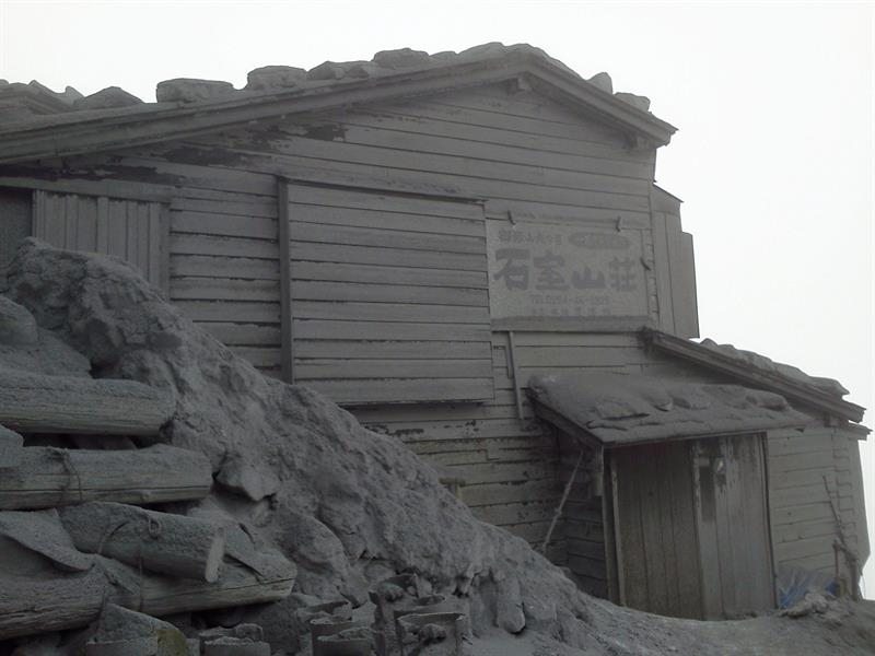 cabaña cubierta por ceniza volcánica