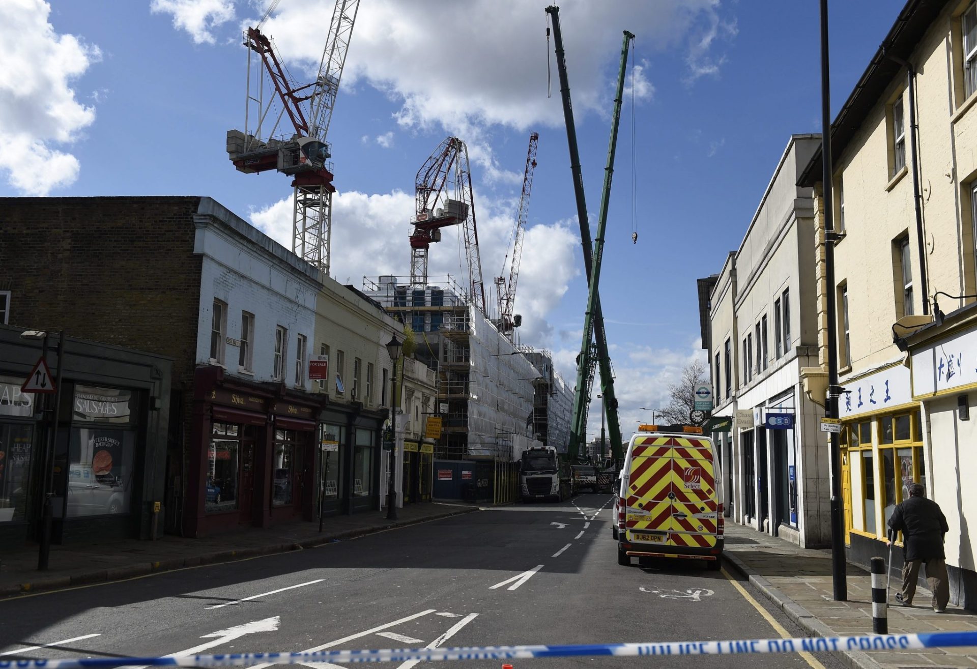Vista de una grúa destruida tras el paso de la tormenta "Katie" en Greenwich, Reino Unido, hoy 28 de marzo de 2016. La fuerte tormenta que afecta a varios puntos de Inglaterra y Gales ha forzado hoy a desviar varios vuelos que se dirigían a Gatwick, al sur de Londres, a otros aeropuertos del país y ha provocado la cancelación de más de 60 servicios en Heathrow. EFE/Facundo Arrizabalaga