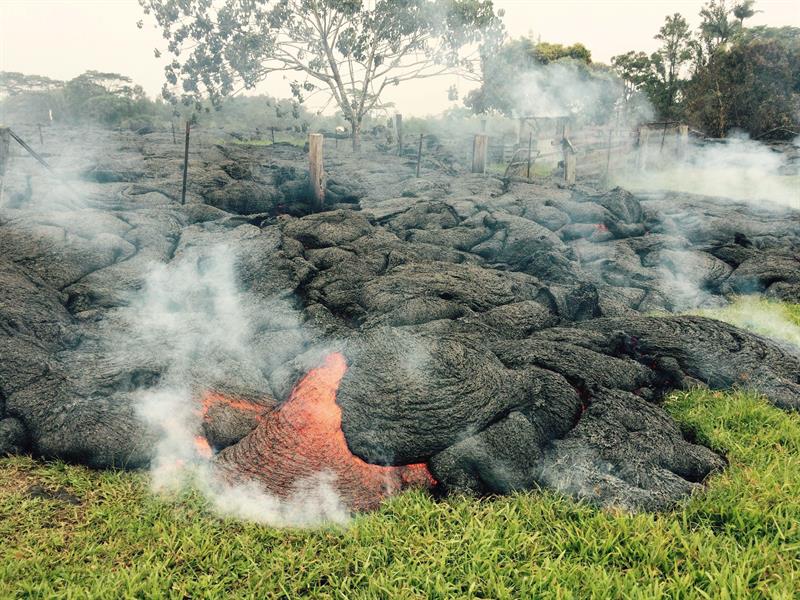 La lava del volcán Kilauea en la Isla Grande de Hawai, arrasa el césped del cementerio de la localidad de Pahoa.