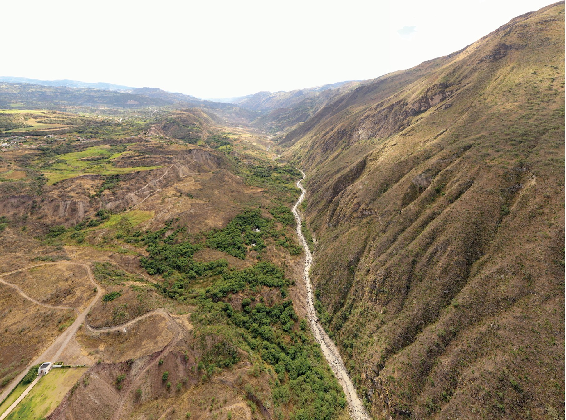 Vista panorámica de la cuenca del río Jubones en el sur de Ecuador. Foto: Santiago Ron.