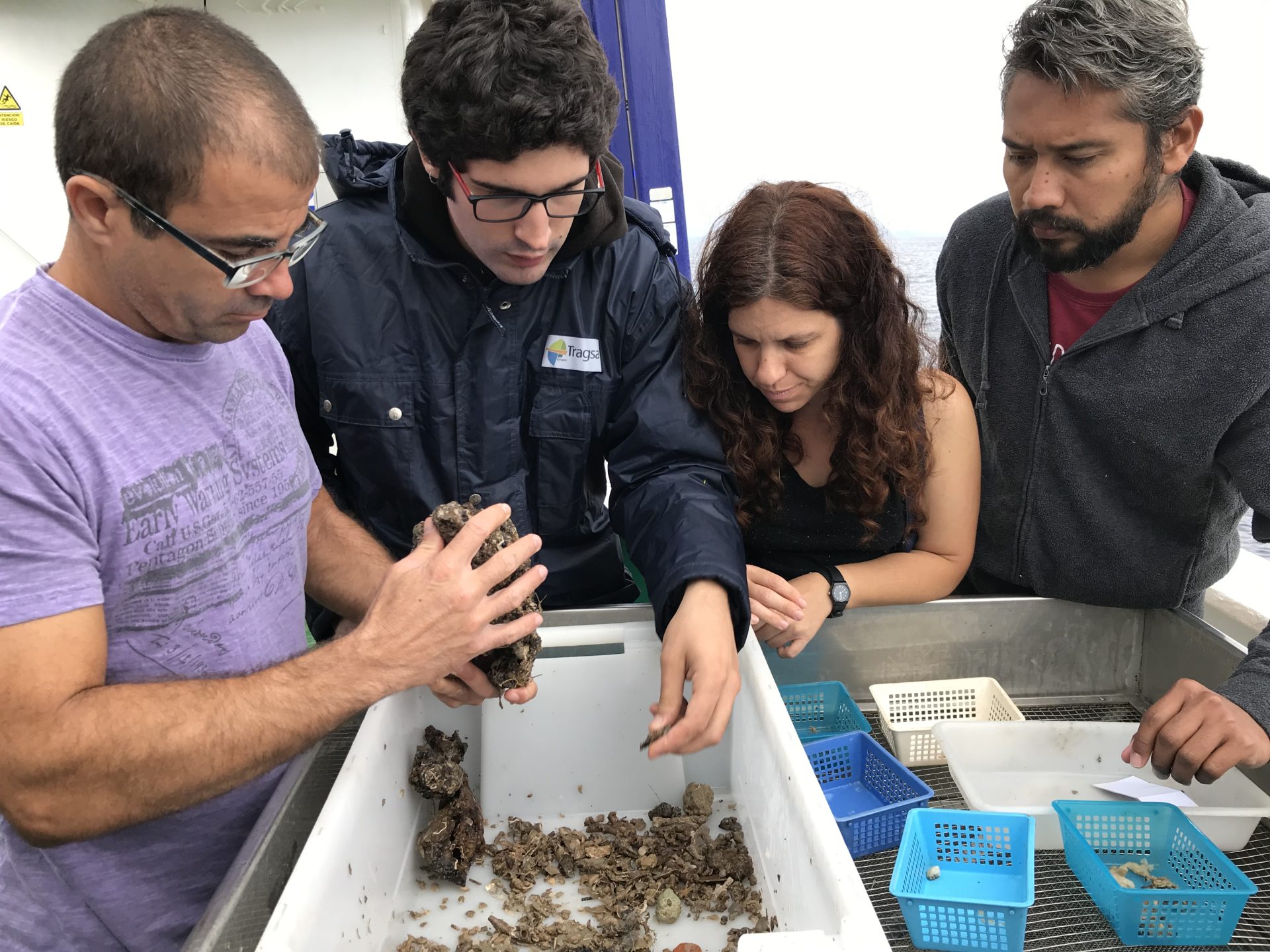 Científicos del Instituto Español de Oceanografía identifican especies de una muestra, durante la campaña científica en los montes submarinos del Canal de Mallorca coordinada por la Fundación Biodiversidad del Ministerio para la Transición Ecológica. EFE/Susana López Lamata