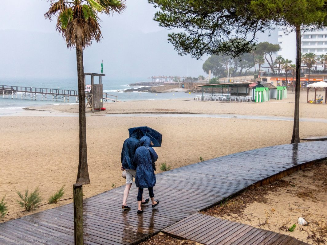 . SAN SEBASTIÁN, 10/10/2013.- Un hombre camina bajo la lluvia hoy en San Sebastián, donde tras varios días de sol han vuelto las precipitaciones. EFE/Javier Etxezarreta.