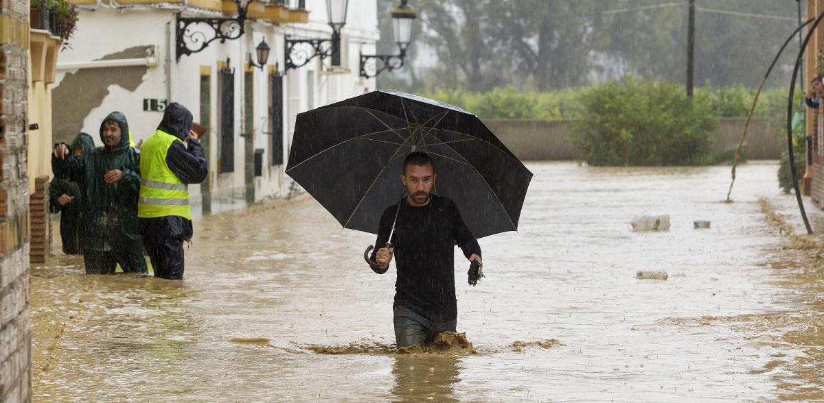 Una persona camina entre las casas inundadas en la barriada Doña Ana de la localidad malagueña de Cártama por las fuertes lluvias caídas. EFE/Daniel Pérez.