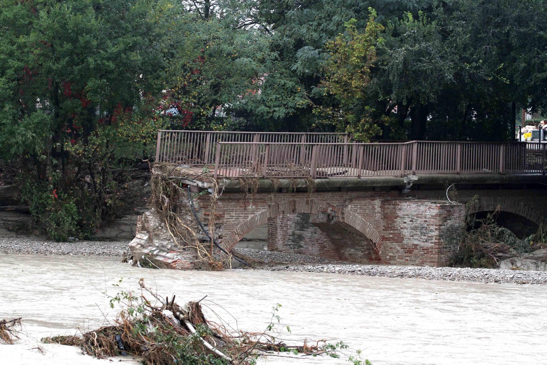 Parte de un puente se ha derrumbado ayer tras la crecida de un río en Parma, norte de Italia, después de las lluvias torrenciales caídas. EFE/Sandro Capatti
