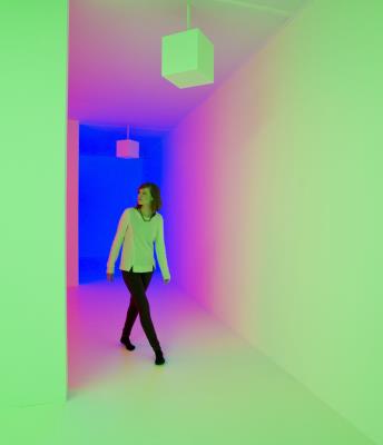 "Light Show" reúne desde instalaciones atmosféricas hasta esculturas intangibles que exploran la luz como medio en todas sus formas espaciales y sensoriales. En la imágen "Chromosaturation" (1965-2008), de Carlos Cruz Diezl.