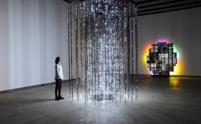 La obra "Cylinder" (2012), del artista Leo Villareal forma parte de la exposición "Light Show".