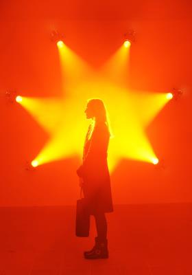 "Light Show", la exposición que explora la naturaleza escultural de la luz, abre hoy sus puertas en Santiago de Chile. En la imagen "Rose" de Ann Veronica Janssens. 