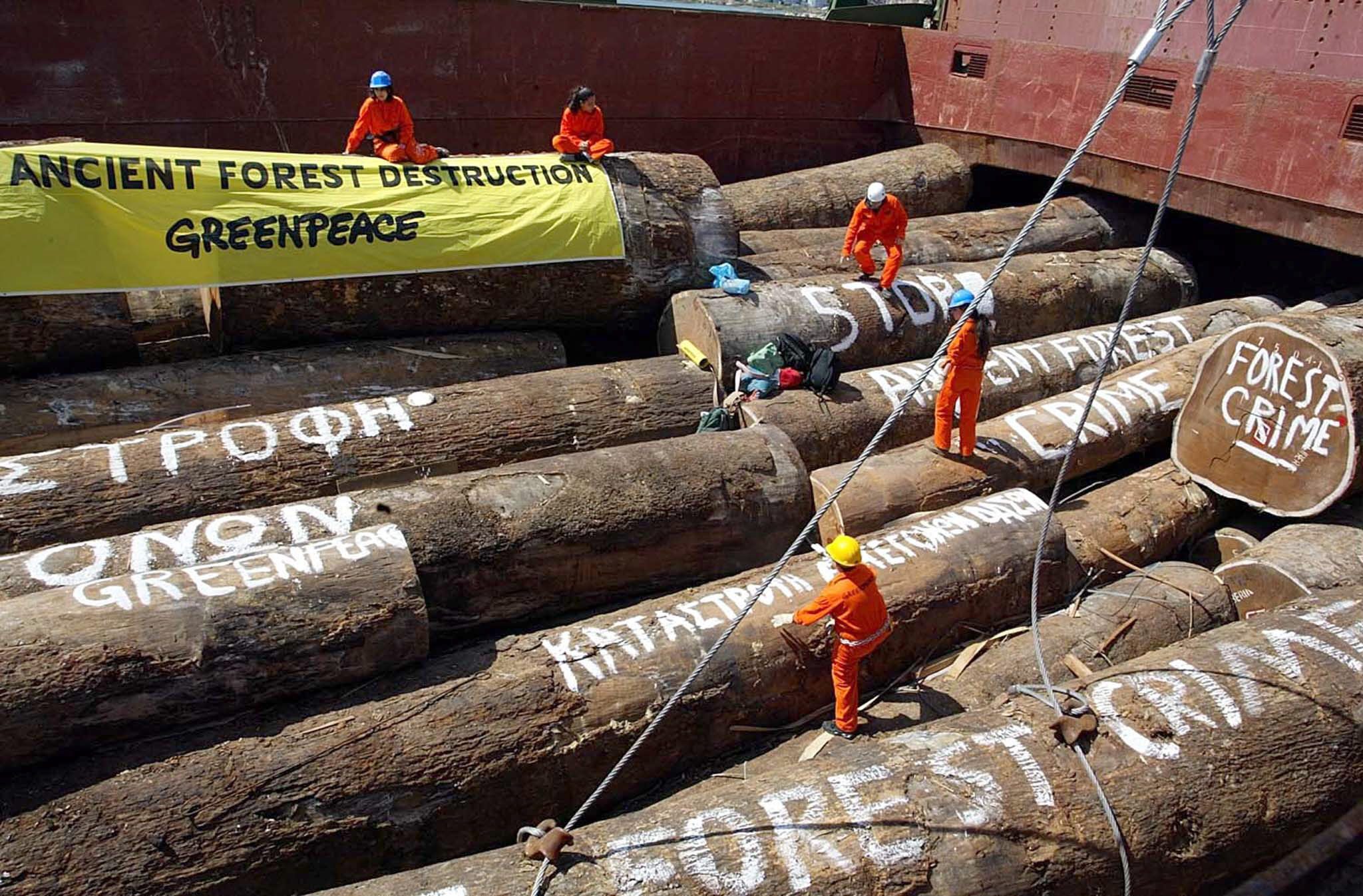 Activistas de Greenpeace ocupan un barco cargado con madera procedente de Liberia, en una foto de marzo de 2002.