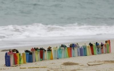 Hilera de mecheros de plástico en una playa de la isla de Sokos, Hong Kong (China).