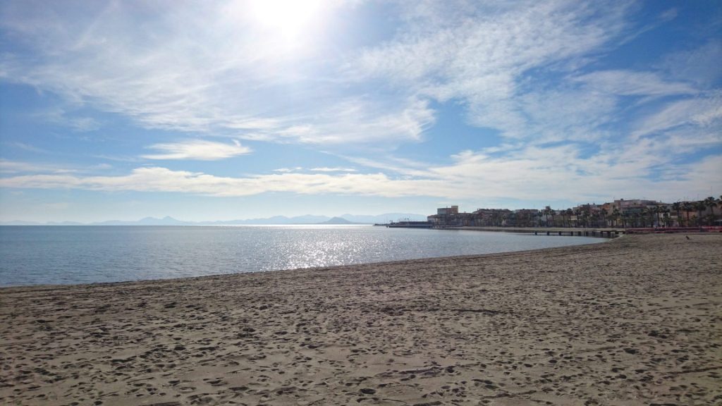 Vista del Mar Menor desde una playa de Los Alcázares. Foto/A. Jiménez