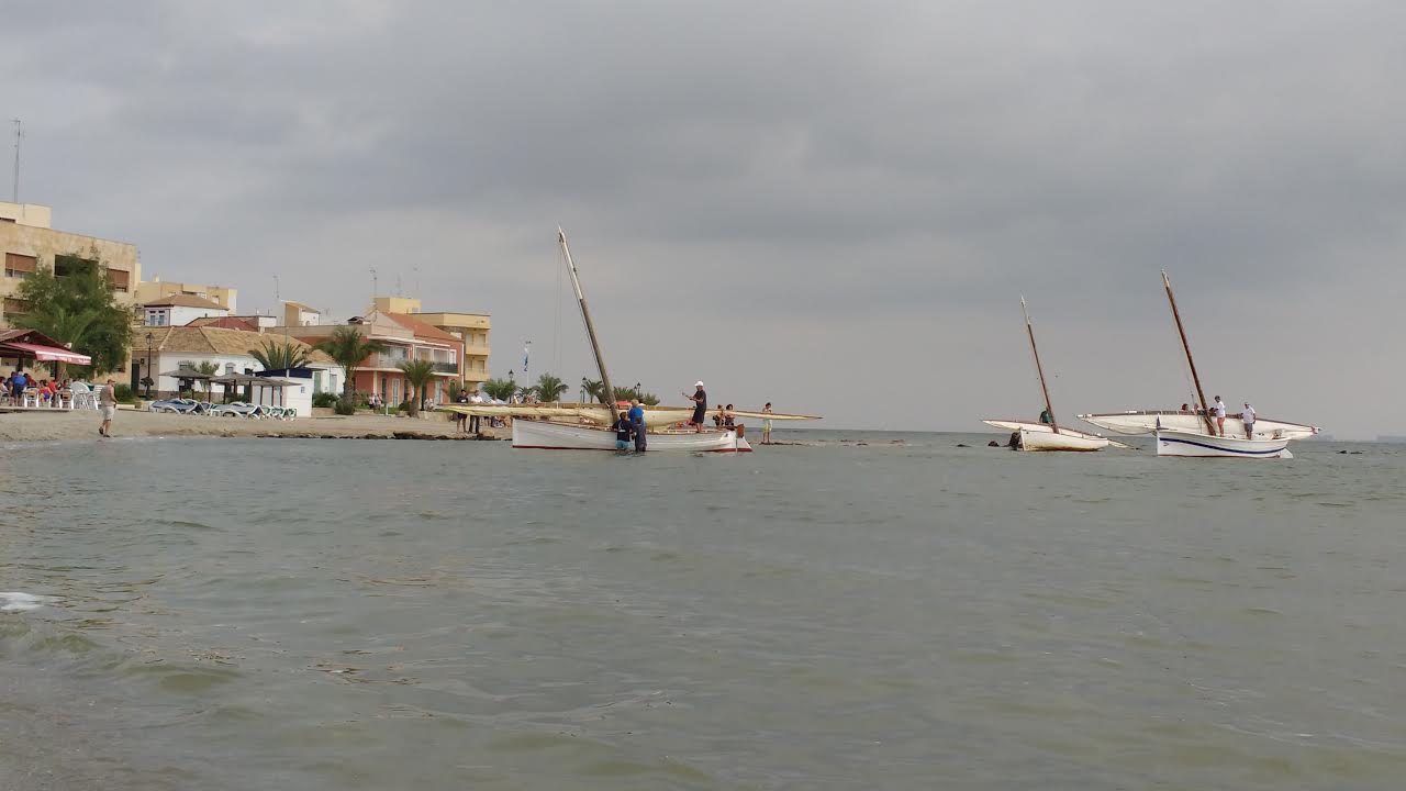 Tradicionales barcos de vela latina en el Mar Menor