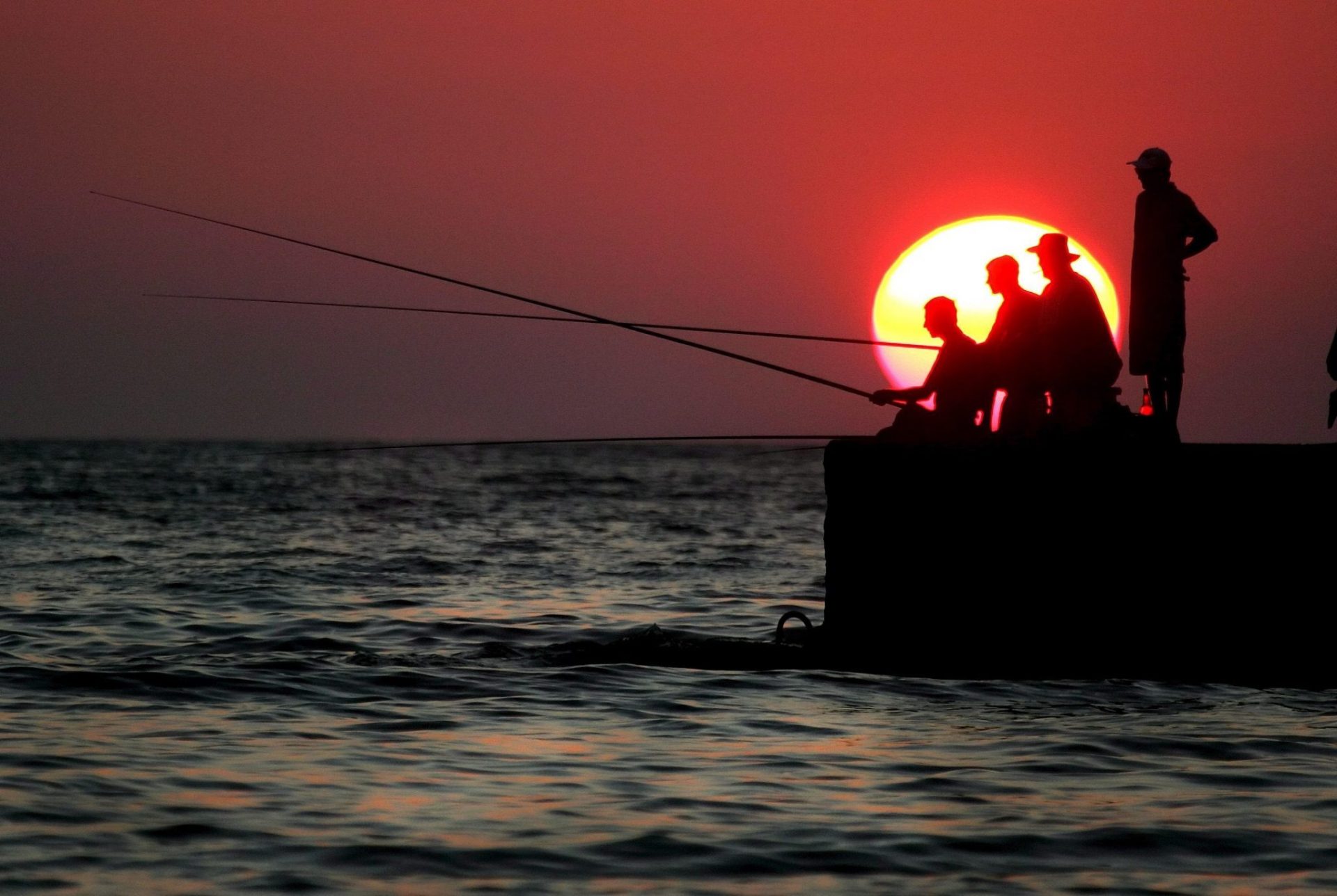 Pescadores del Mar Negro en la puesta de sol.