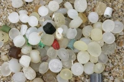 Residuos plásticos en una playa de la isla de Sokos, Hong Kong (China).