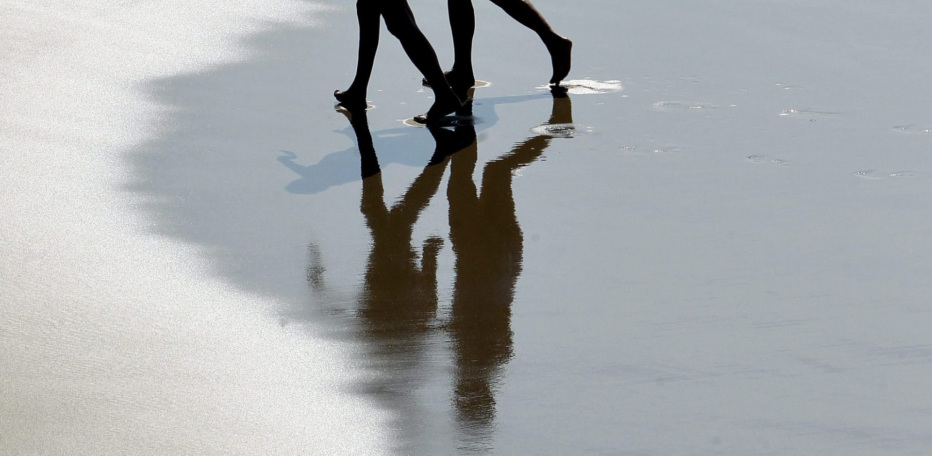 dos bañistas en la zurriola (San Sebastián)