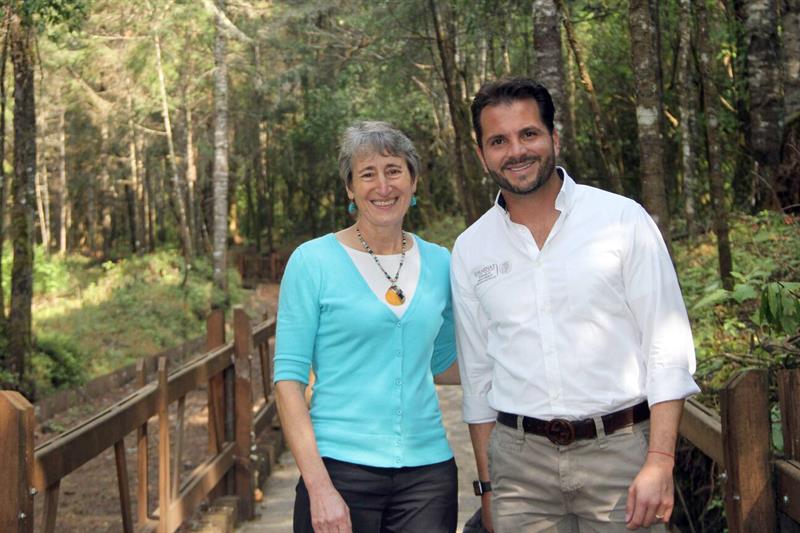 La secretaria estadounidense del Interior Sally Jewell (i) y el secretario mexicano de Semarnat, Rafael Pacchiano (d), en el santuario de la Mariposa Monarca. 