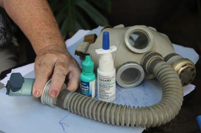 una máscara contra gases contaminantes usado por enfermos asmáticos.