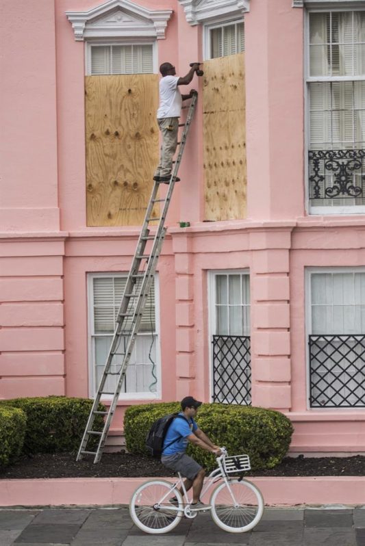 Varias personas preparan sus casas en Charleston, Carolina del Sur Estados Unidos hoy 5 de octubre de 2016 antes la llegada del huracán Matthew.