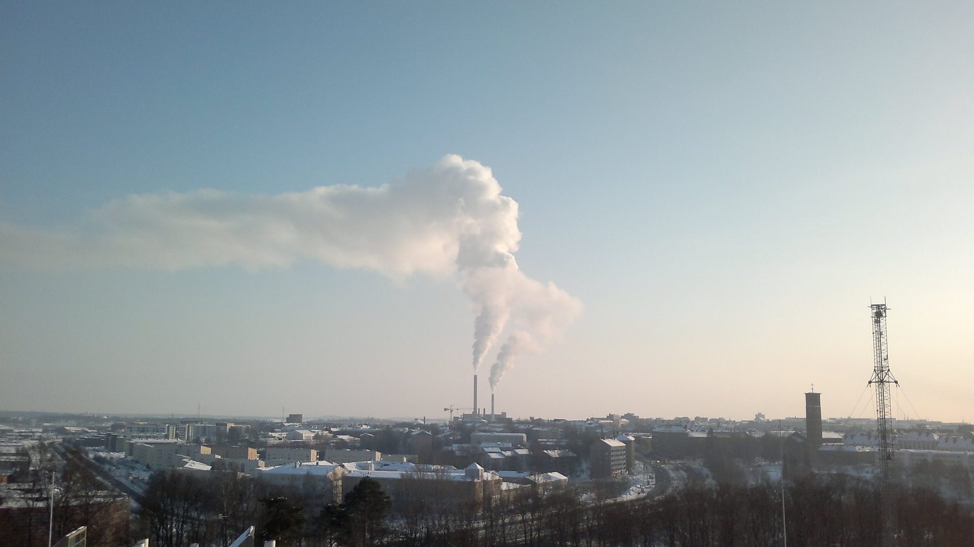 Nubes formadas por la acción del hombre, en este caso por las emisiones de una industria. Jordi Mazon (Universidad Politécnica de Cataluña) EFE    