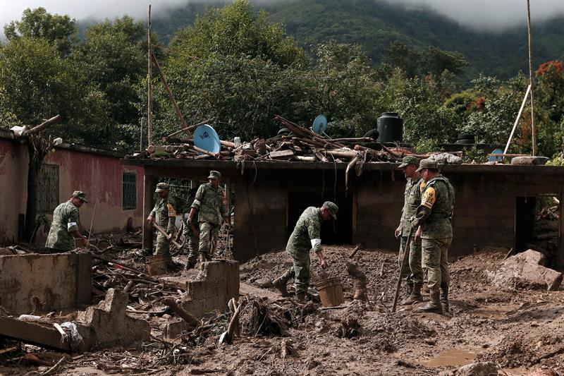 Trabajados del rescate de víctimas en Huhuchinango. 