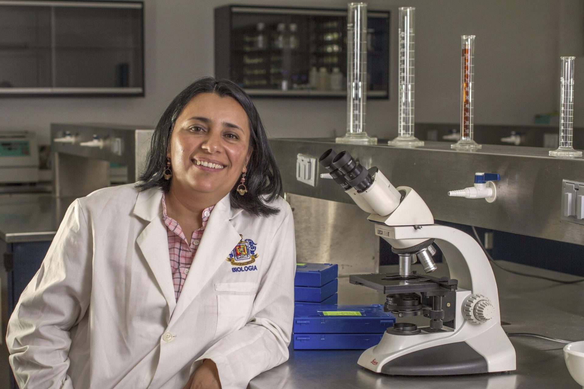 La bióloga Vega Frutis premiada por su investigación sobre los hongos en ecosistemas de montaña.