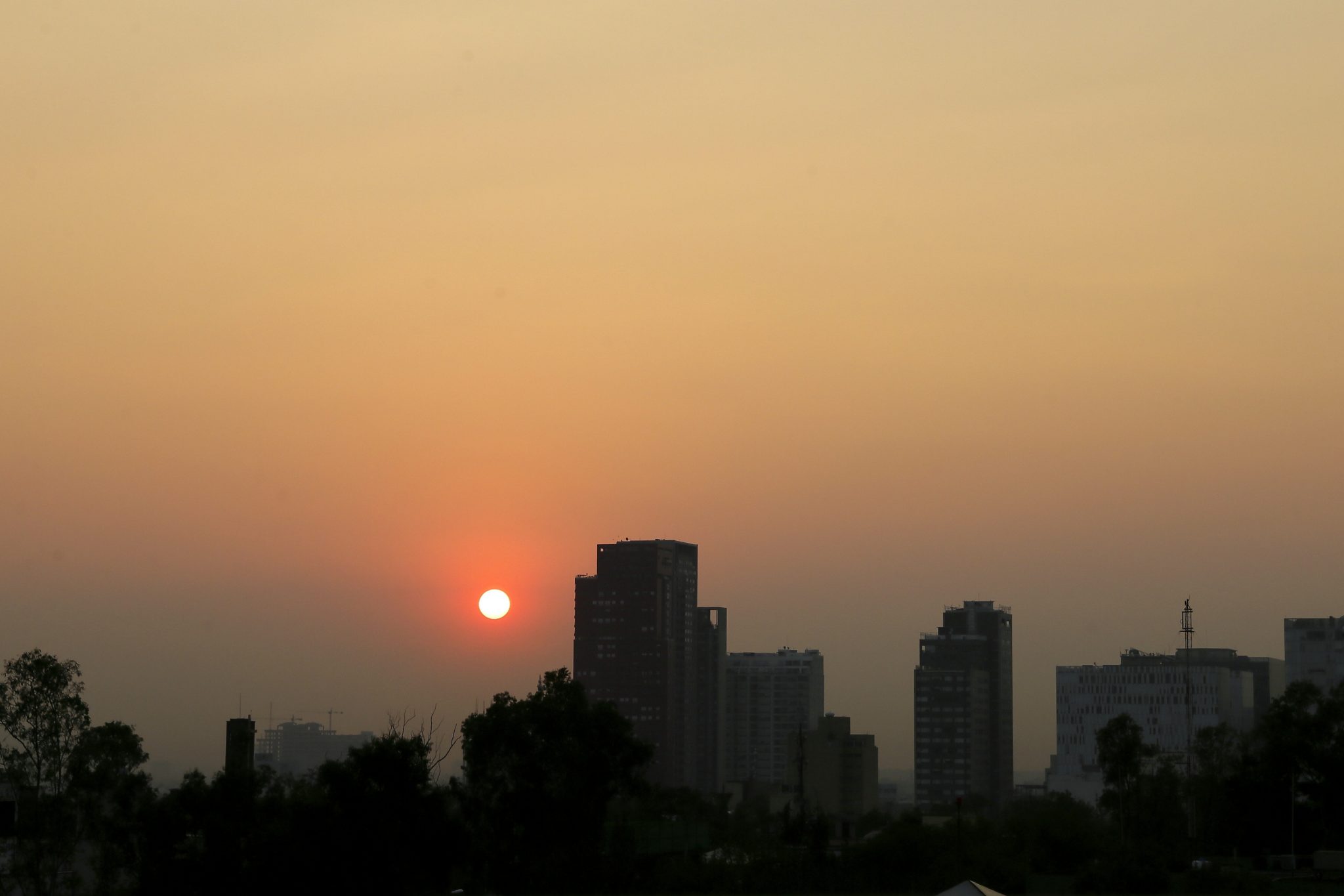 El sol sale en Ciudad de México cuyo valle continúa en emergencia por contaminación del aire.