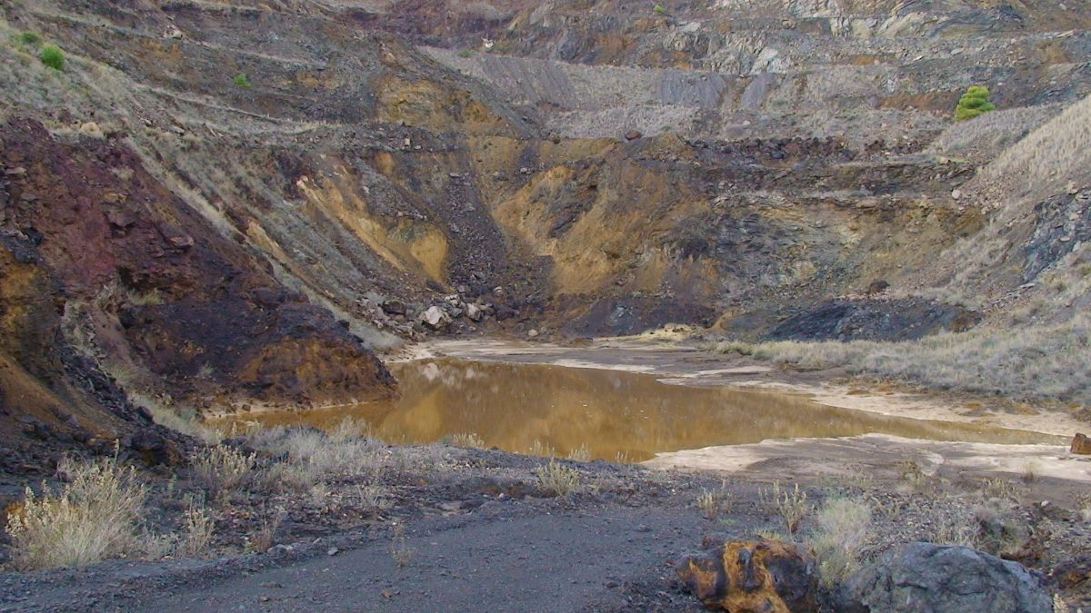 charco en medio de residuos mineros en La Unión Murcia 
