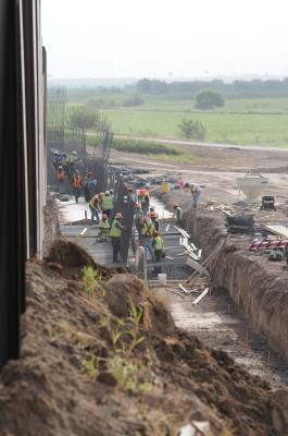 Hasta ahora, más de mil kilómetros del linde cuentan con una serie de vallas, cercas y muros, de diferentes estructuras y alturas, que según apuntan los científicos "fragmentan el hábitat vital en esta área y cortan un corredor importante de migración de la fauna".
