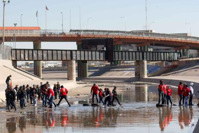 La divisoria entre los dos países se extiende 3.142 kilómetros y cuenta con diferentes tipos de terrenos, desde zonas desérticas hasta el entorno del Río Bravo.