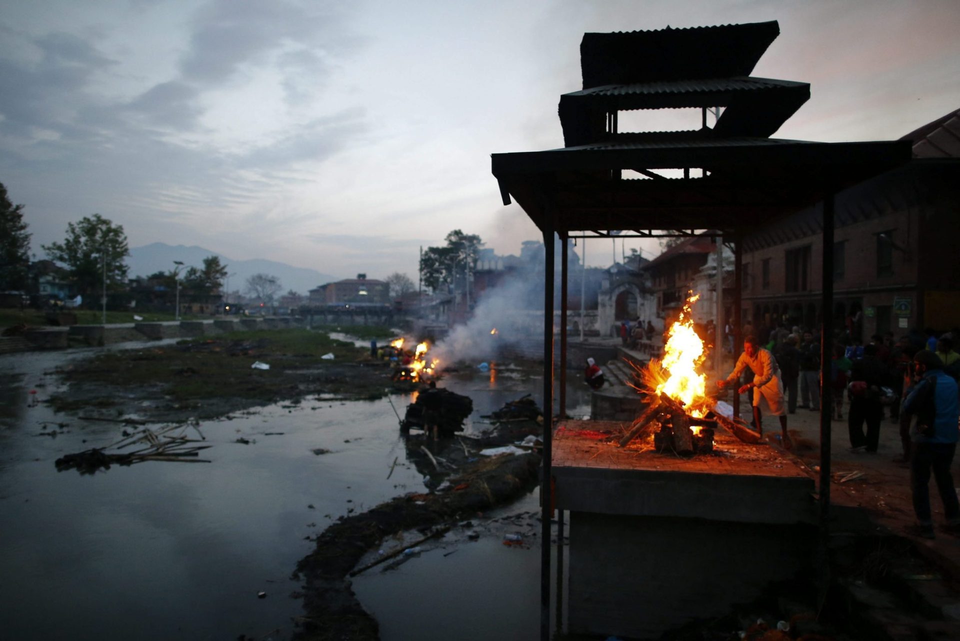 Fuego en el centro de incineraciones de Pashupat.