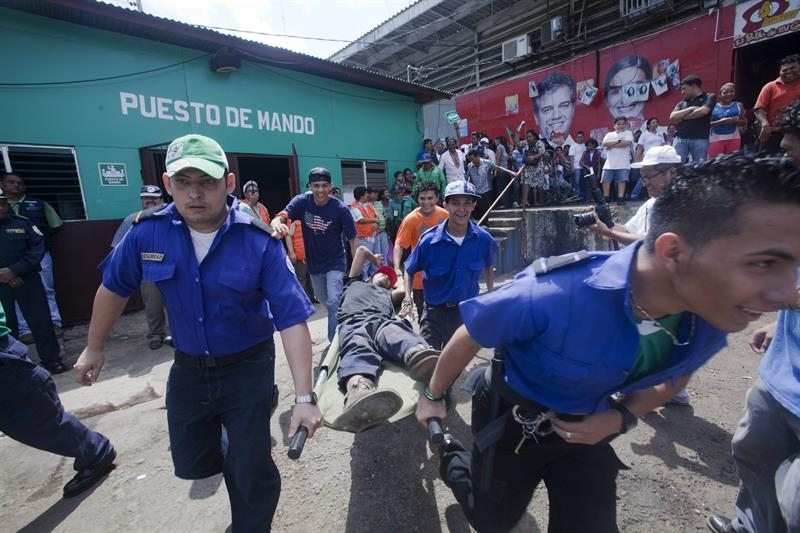  Miembros de los cuerpos de emergencia participan hoy, sábado 26 de abril de 2014, en un simulacro de terremoto en un mercado de Managua, (Nicaragua). 