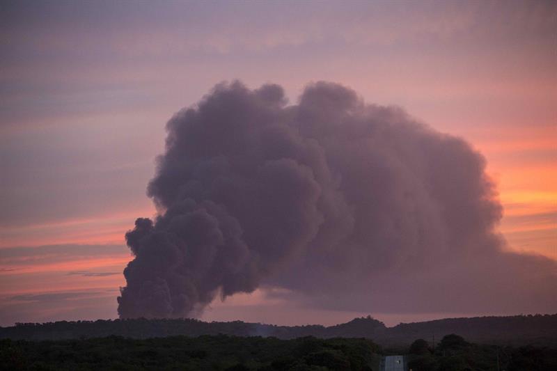 Columna de humo provocado por el incendio de dos tanques de petróleo en la terminal de Puma Energy en Puerto Sandino (Nicaragua).