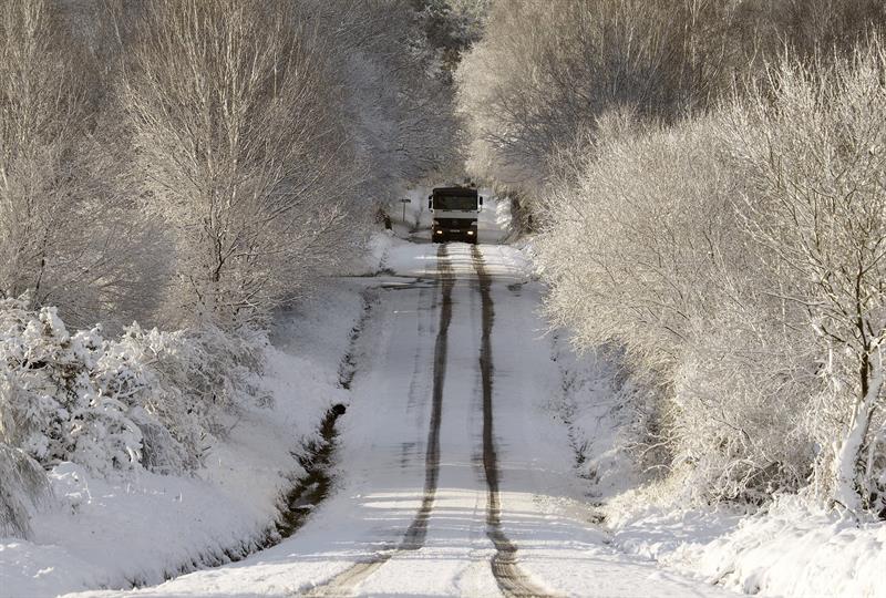 Un camión transita por una nevada carretera de Lugo.
