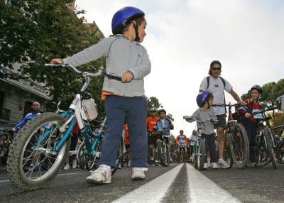 Niños preparados para participar en una fiesta de la bicicleta.
