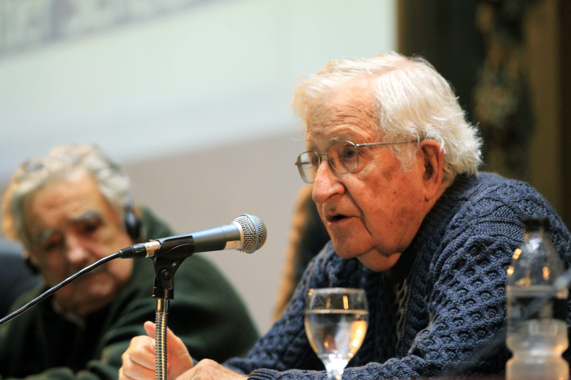 Chomsky alerta del peligro inminente de amenaza nuclear y cambio climático