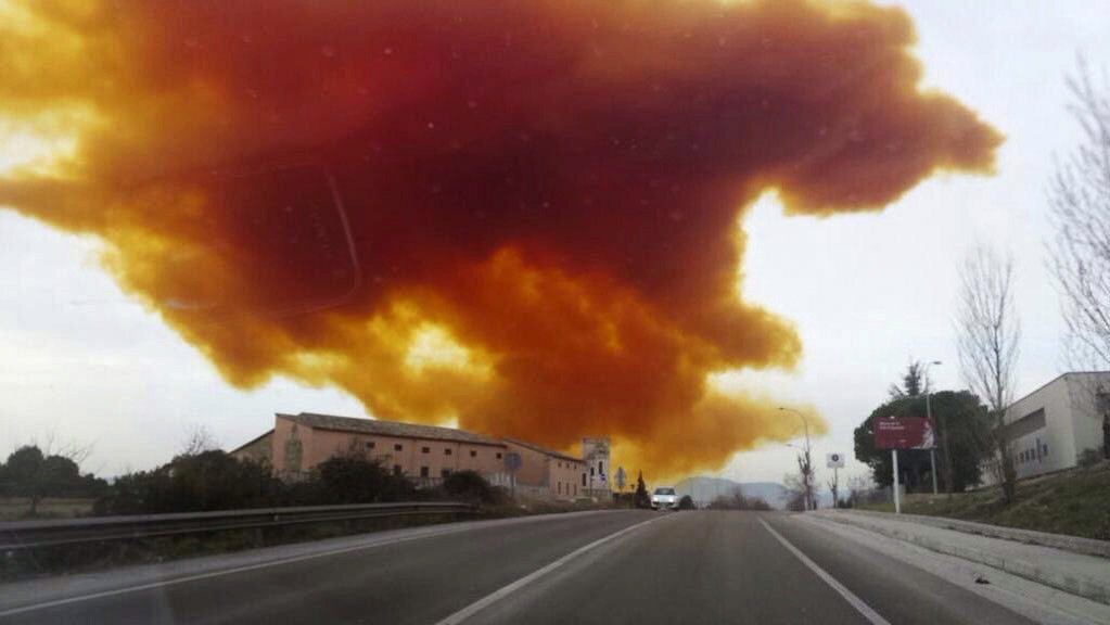 Nube tóxica tras el incendio en una empresa química de Igualada (Barcelona).
