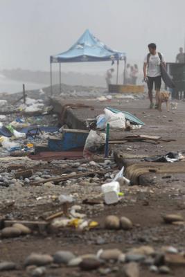 Residuos depositados en las playas por las mareas en las costas peruanas.