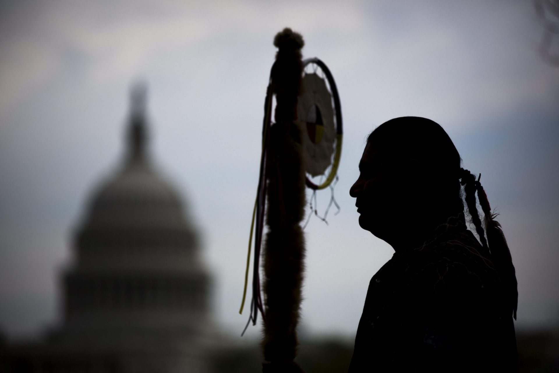 Obama estudia cambiar el trazado del oleoducto de Dakota por la protesta de tribus indígenas.