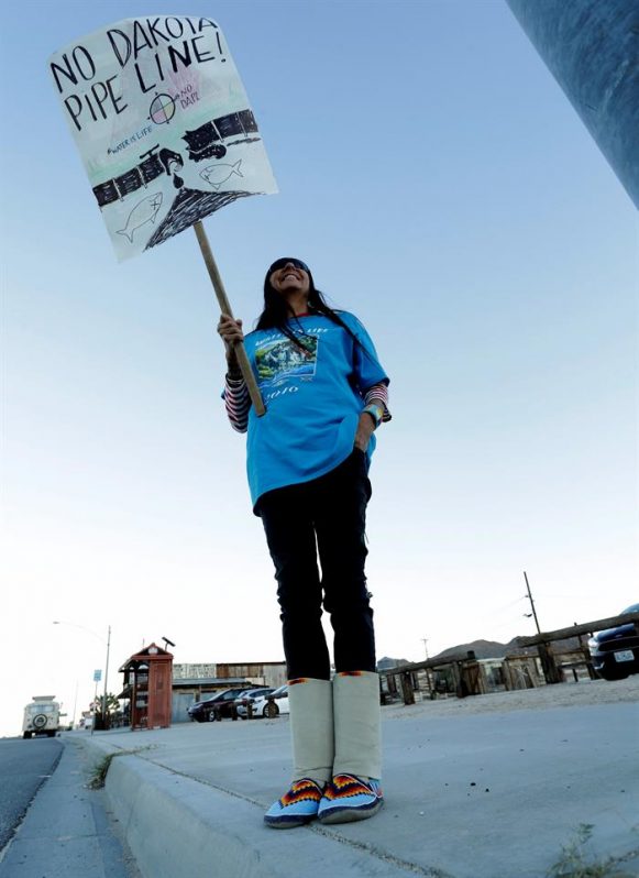 Las tribus nativas americanas están preocupadas porque el oleoducto de 1.170 millas contaminará los ríos y dañará los terrenos sagrados en la reserva de Sioux Rock. 