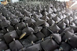 Pantallas de ordenadores en un almacén de chatarra electrónica.