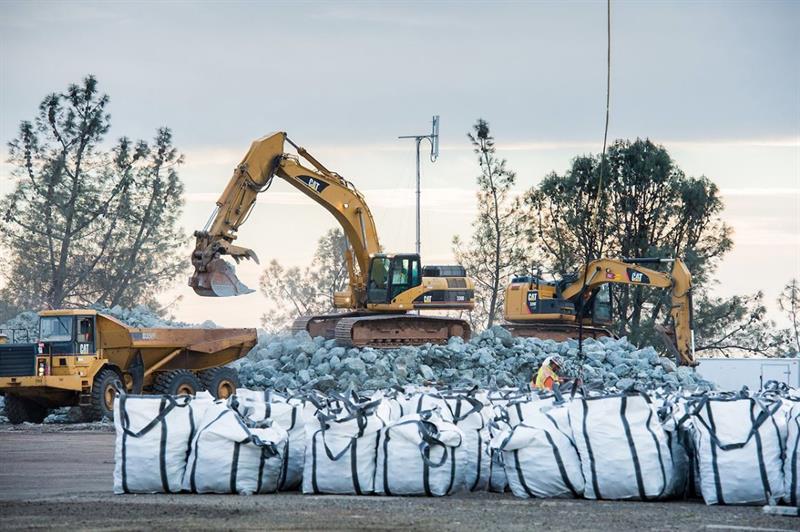 Grandes bolsas de rocas para reparar el aliviadero de la presa Oroville, en California. 