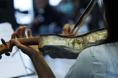 Foto de archivo. Una persona toca el violín. EFE/Sergio Barrenechea