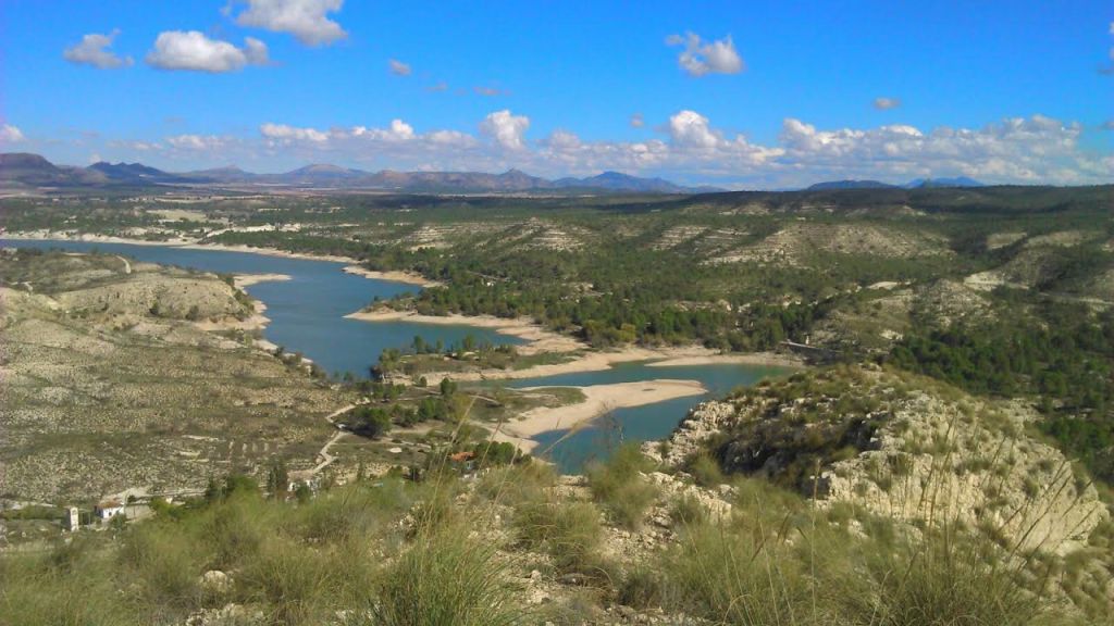 Vista del pantano de Camarillas, perteneciente a la Confederación Hidrográfica del Segura (CHS) en el municipio de Hellín (Albacete). Foto/Marta Martínez