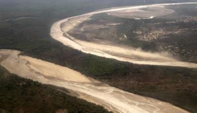 Fotografía aérea tomada  del río Pilcomayo, con bajos niveles de agua, en la localidad de San Agustín (Paraguay). 