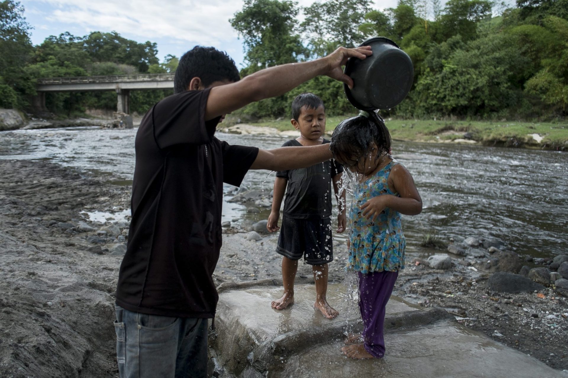 Niños bañándose en el río San Antonio (Nejapa, San Salvador). Foto de Pedro Armestre, facilitada por la ONG Alianza por la Solidaridad