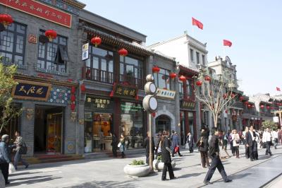 Visitantes de la calle comercial de Qianmen, situada al sur de la plaza de Tiananmen y con más de 570 años de historia, en Pekin.